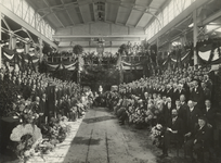 405027 Groepsportret van de aanwezigen bij de viering van het 50-jarig jubileum van de Utrechtse Machinefabriek o.d. ...